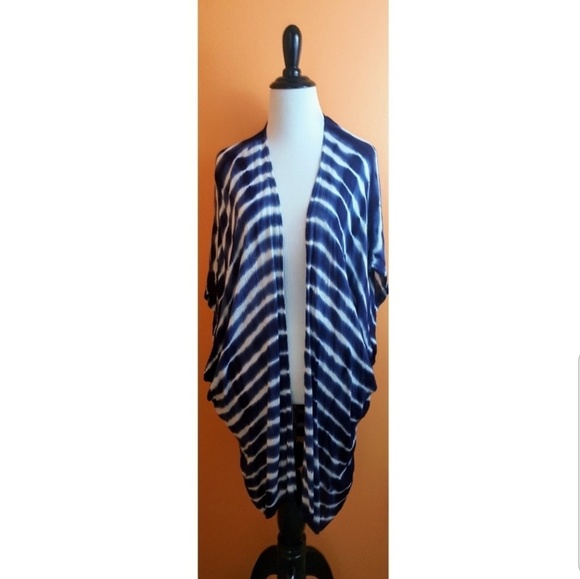 Forever 21 Tops - FOREVER 21 Small Short-sleeve Blue/Cream Kimono
